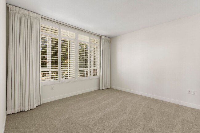 Building Photo - Stunning Marina District 2 Bedroom + a Lof...
