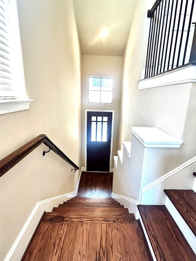 Building Photo - 1049 W 22nd St