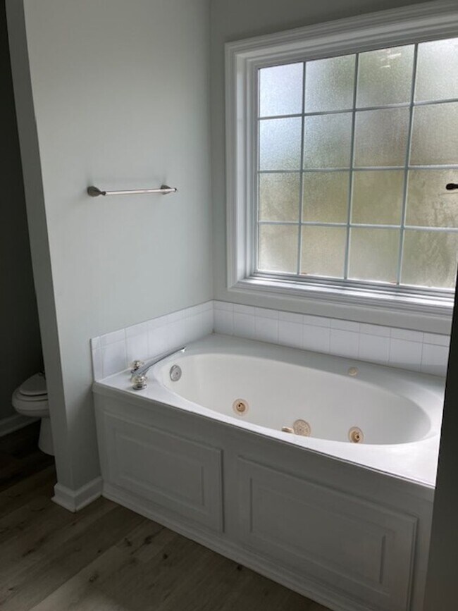 Building Photo - 719-I