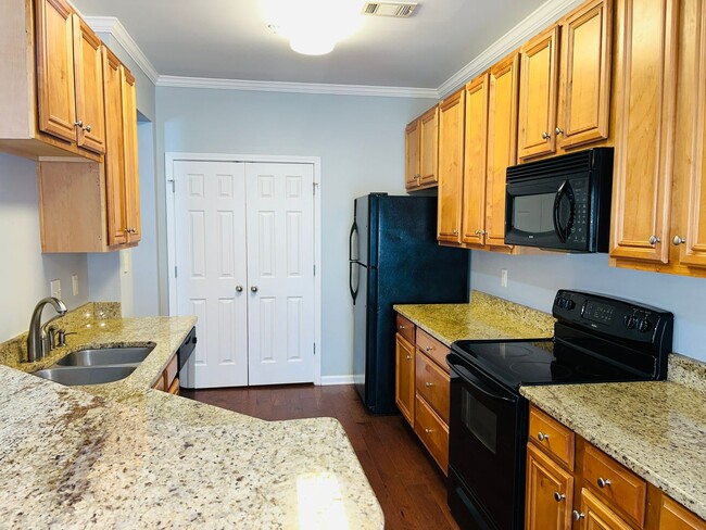 Building Photo - HOA community, swim/tennis, 2 bed, 2bath, ...
