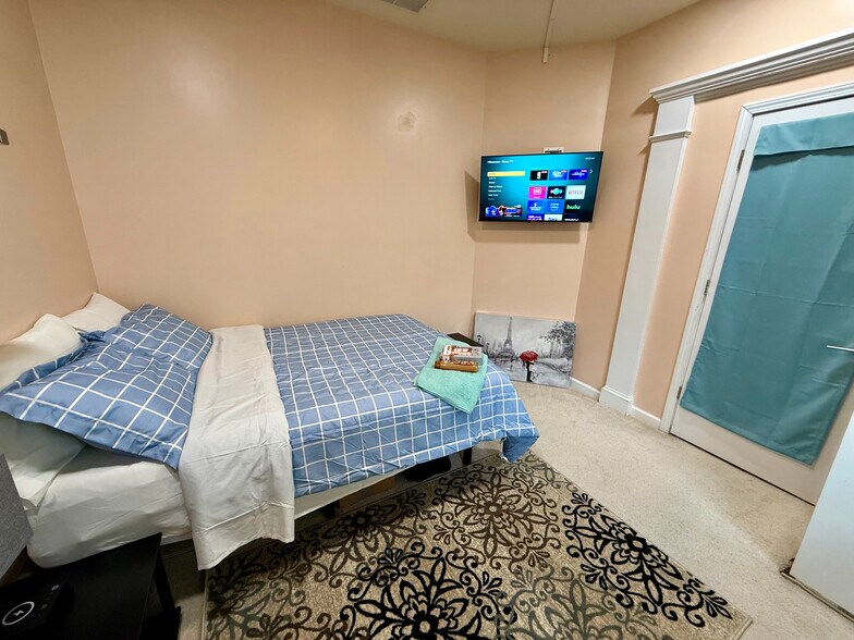 Building Photo - Room in Single Family Home on Arbor Vista Dr