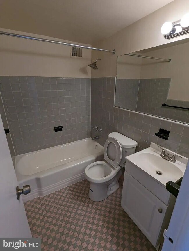 Building Photo - Available Now - High-Floor 1-Bedroom Condo at RiverWest in Center City
