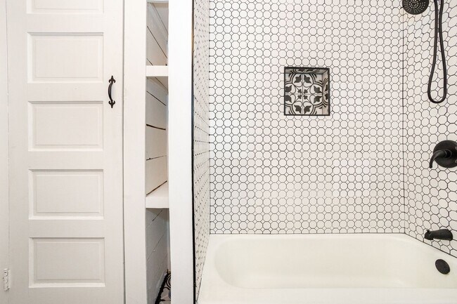 Building Photo - A charming home located in the heart of the Garden District for Rent