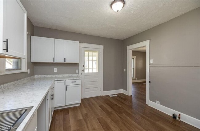 Building Photo - 353 S Maple St