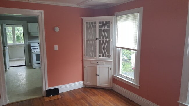 Building Photo - Beautiful 3 bedroom 1 bath home with stora...