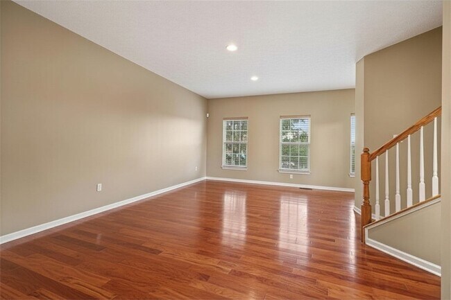 Building Photo - 208 Village Pl