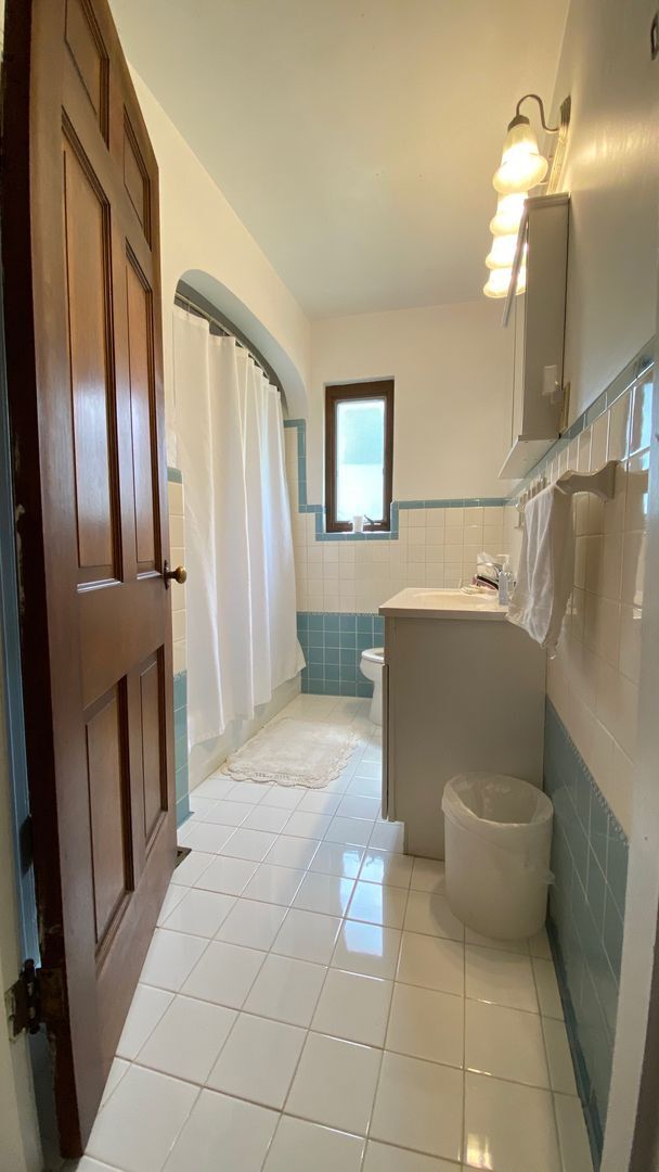 Building Photo - Fully Furnished with Washer and Dryer on quiet cul-de-sac