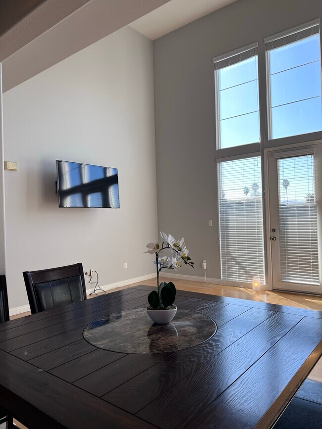 Building Photo - 360 W Avenue 26