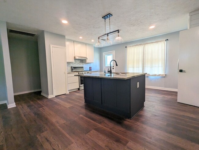 Building Photo - Available Now! Cute home in AR!