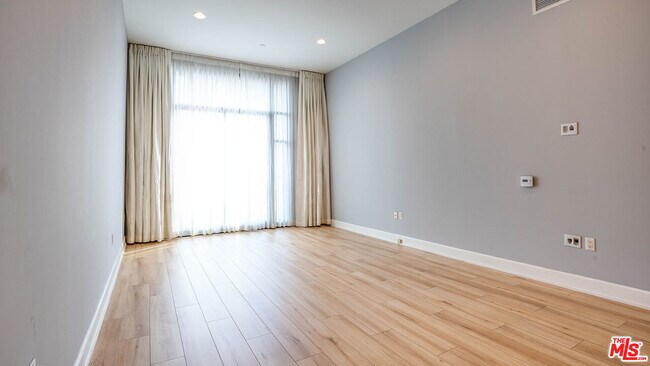 Building Photo - 3223 W 6th St