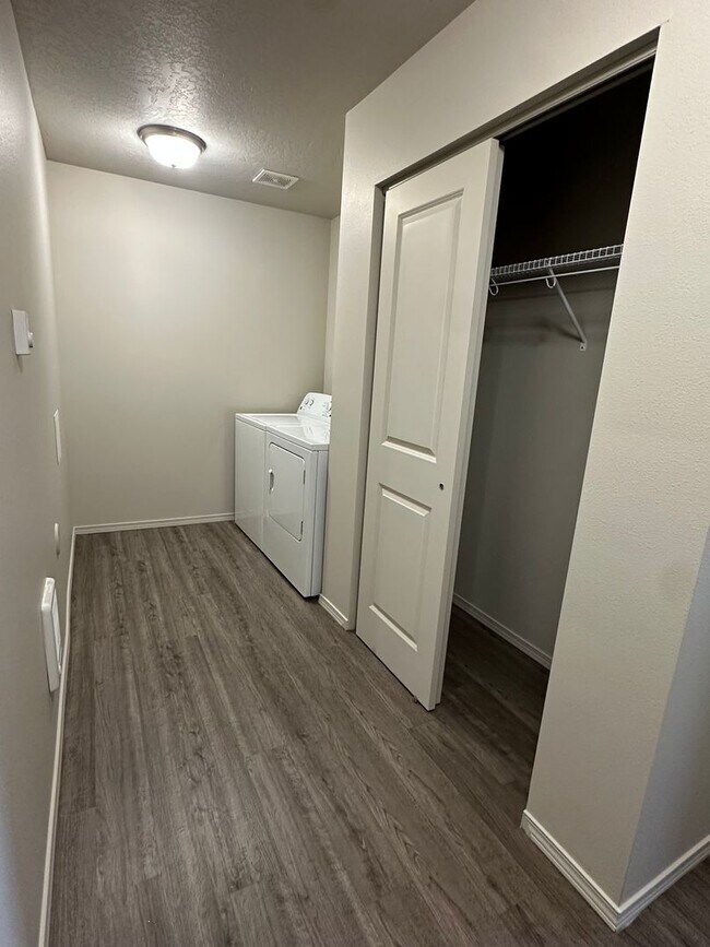 Building Photo - Stunning 4 Bedroom 2.5 Bath Duplex town ho...