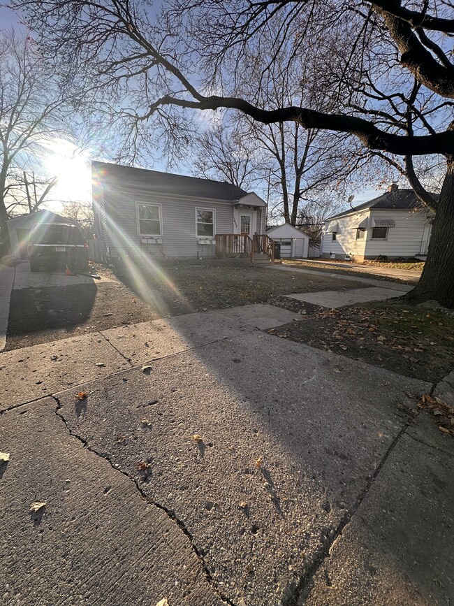 Front of house w/ driveway - 1602 Ashland Ave