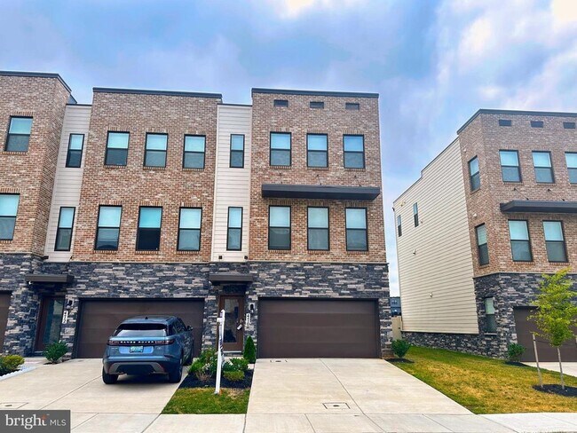 Primary Photo - 470 Tiller St