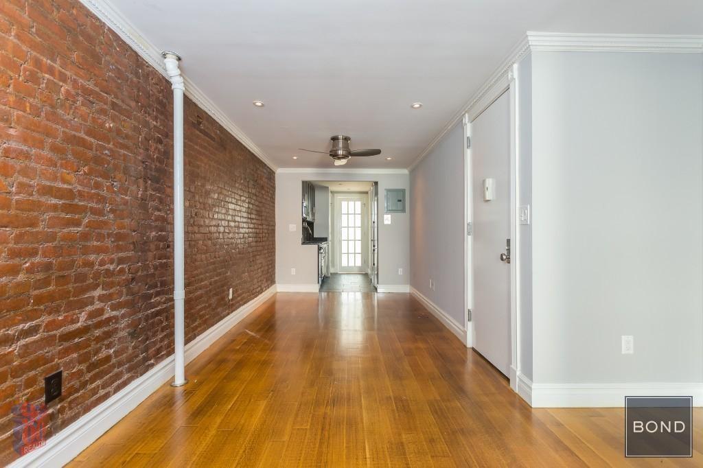 Building Photo - 118 E 7th St