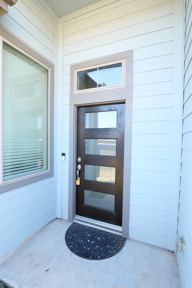 Building Photo - 8774 Laurel Crest Dr