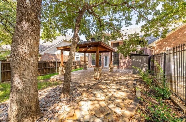 Building Photo - Lovely home nestled in south Arlington