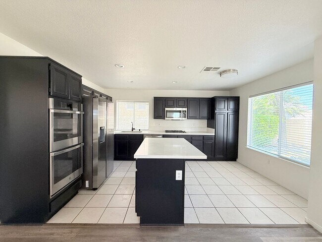 Building Photo - Highly desirable North Summerlin single-fa...