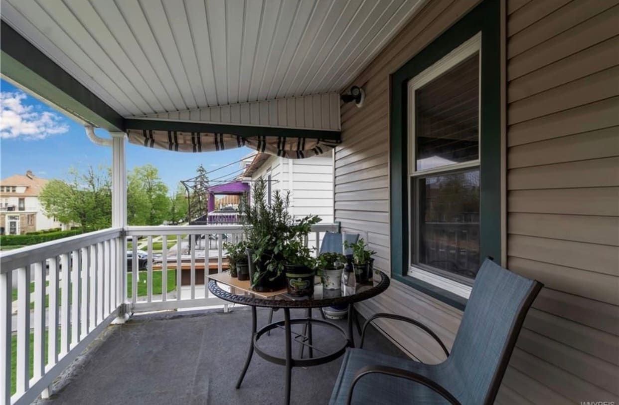 Covered balcony - 558 Linden Ave