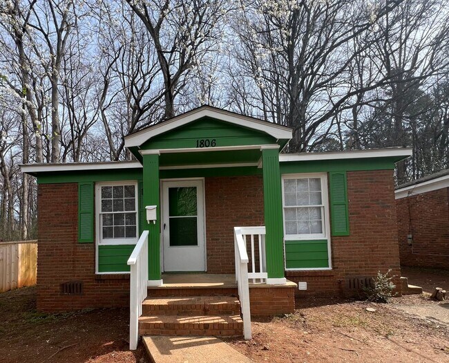 Primary Photo - 3 Bedroom close to Uptown