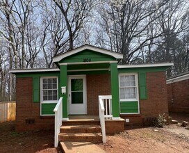 Building Photo - 3 Bedroom close to Uptown