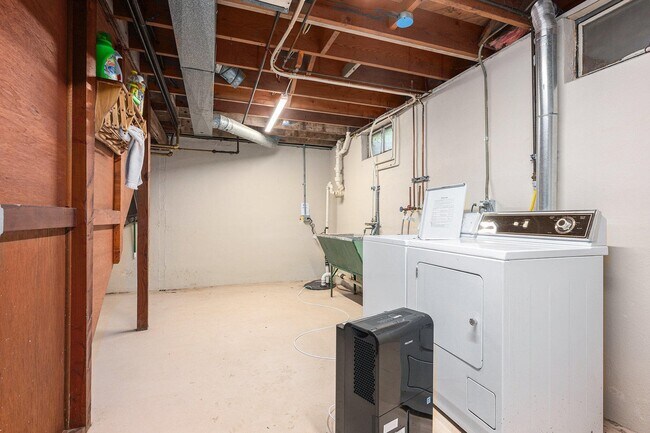 Building Photo - 912 Dwillard Dr