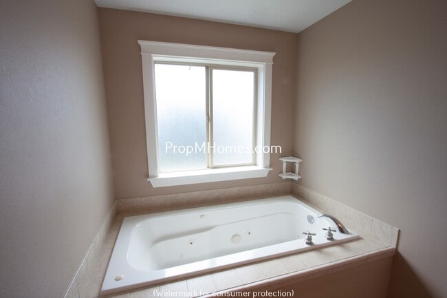 Building Photo - Beautiful Five Bedroom Craftsman Style Home in Molalla!