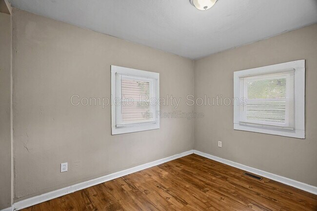 Building Photo - 449 S Dade Ave