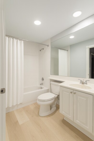 Building Photo - 7630 Pesaro Dr