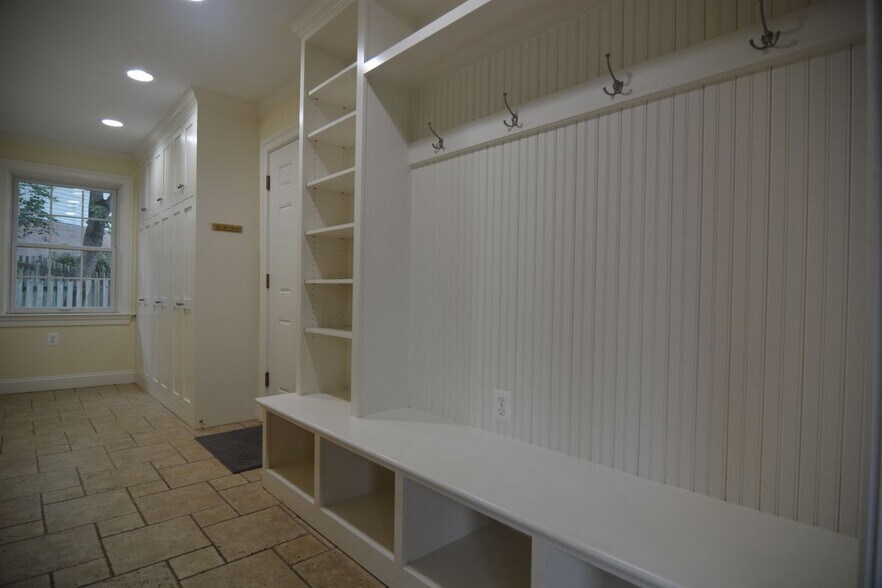 Building Photo - 9416 Gamba Ct