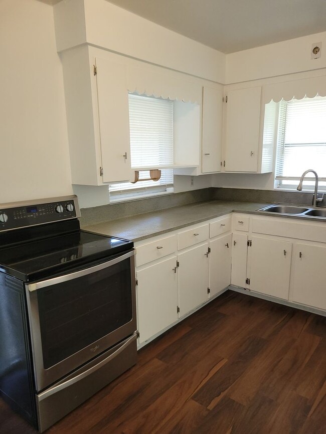 Building Photo - 3 BEDROOM 1 BATH  - 1/2 DUPLEX LOCATED IN ...