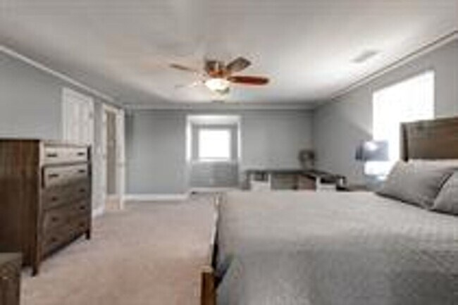 Building Photo - Beautiful Brick Home In A Desirable Location