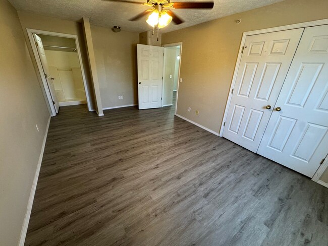 Building Photo - 2 bedroom 2 bath apartment at Clifton Heig...