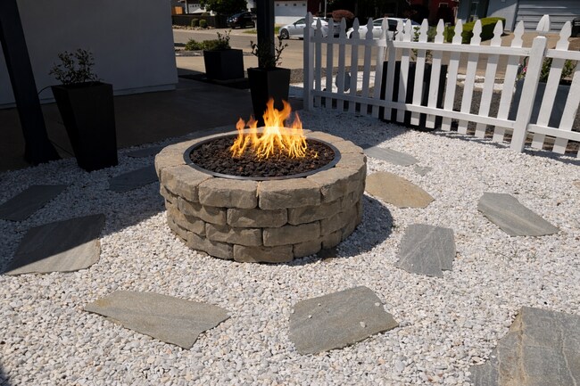 Building Photo - Absolutely gorgeous 3 bedroom 2 bath house