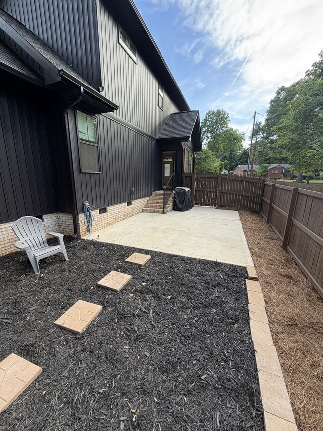 Building Photo - 308 Eastwood Dr