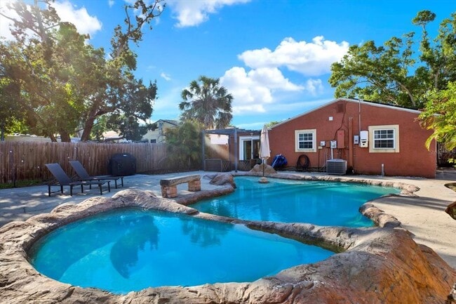 Building Photo - 5613 19th Ave S