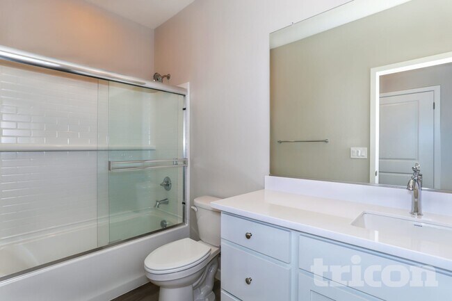 Building Photo - 6 Adella Pl