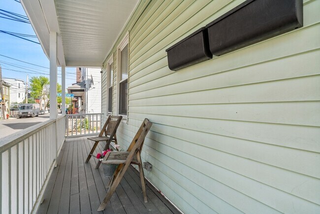 Building Photo - 32 Richardson St