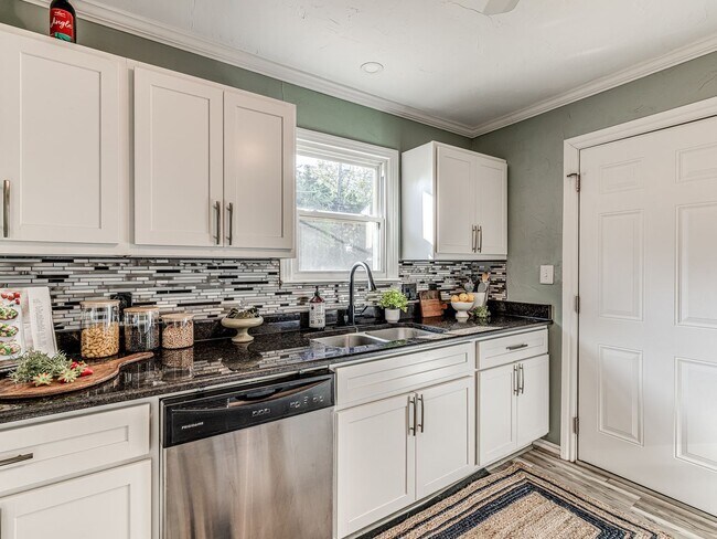 Building Photo - Super Sweet Home - All Appliances Included! 5 Minutes from Lake Hefner