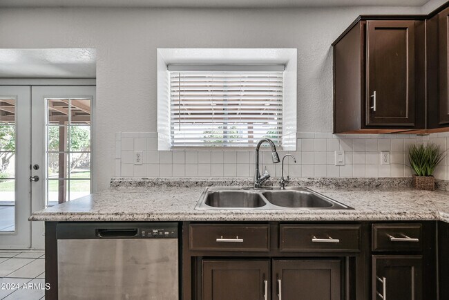 Building Photo - 3222 E Wickieup Ln