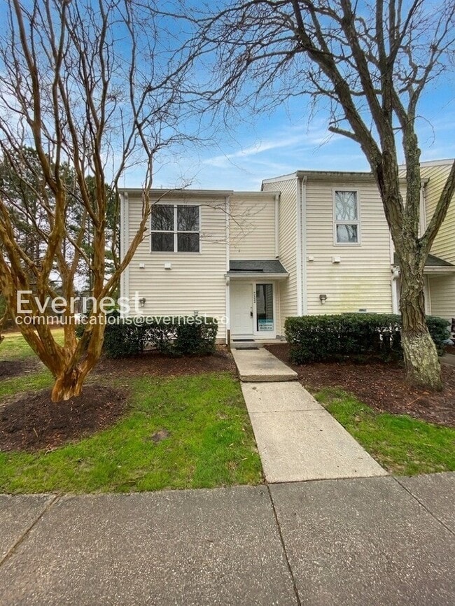 Building Photo - 3 Bed, 1.5 Bath Townhome with Fenced Yard / Available Soon!
