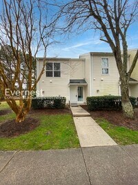 Building Photo - 3 Bed, 1.5 Bath Townhome with Fenced Yard / Available Soon!