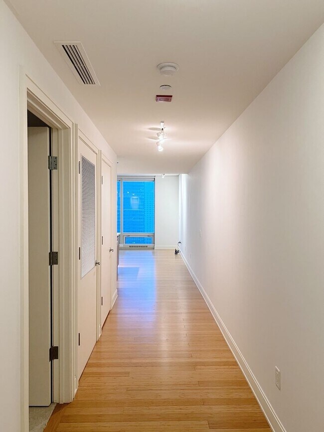 Building Photo - 1244 Square foot, luxury condo in Lakeshor...