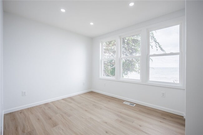 Building Photo - 200 Lakeshore Dr