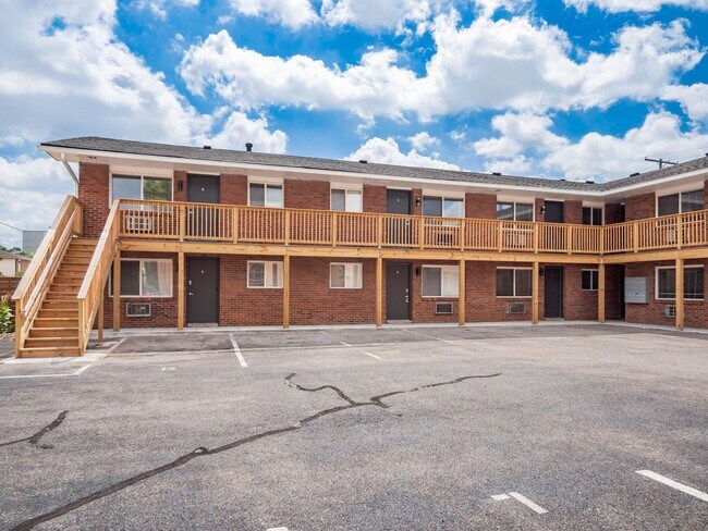 Building Photo - 593 Riverview Dr