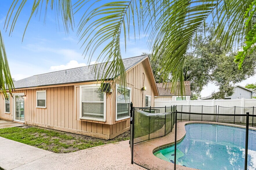 Building Photo - 2513 Townsquare Dr