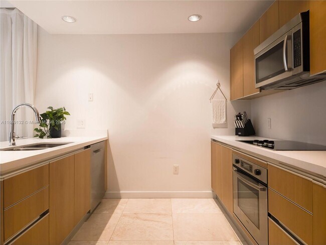 Building Photo - 1060 Brickell Ave