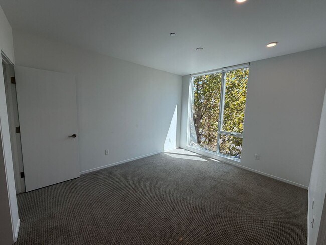 Building Photo - 2419 Binnen Ln