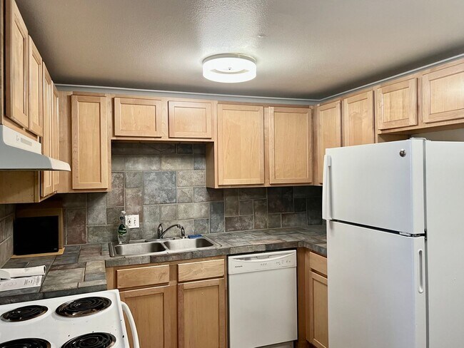 Building Photo - 2 bd/1.5 ba unit in CapHill
