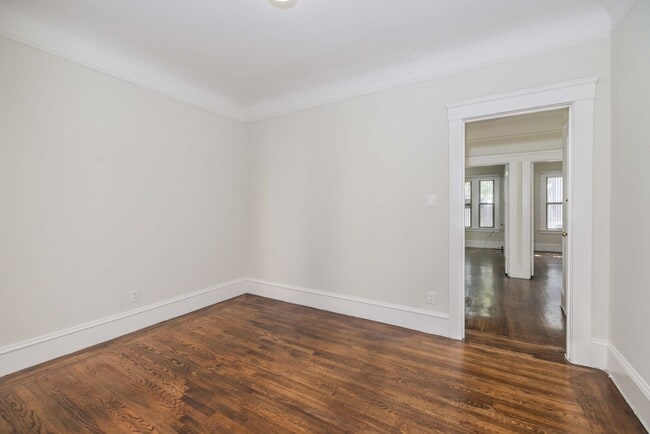 Building Photo - UPDATED PRICING! Parking! 2BR. Private Patio!  DISHWASHER! On-Site LAUNDRY! HARDWOOD!