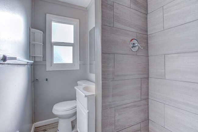 Building Photo - Completely Remodeled unit!! Pets OK.